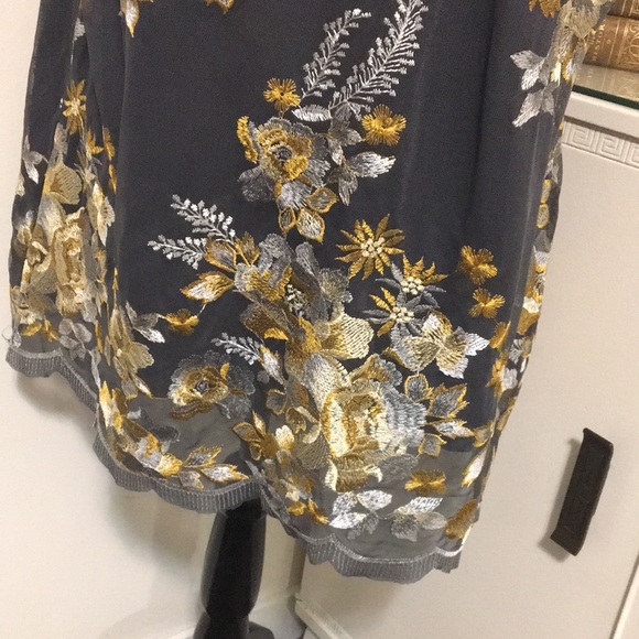 Beautiful Dark Grey Embroidered Top Size 1X - Picture 2 of 10